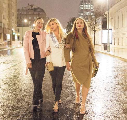 Подруг героини Задорожной в клипе сыграли известный блогер Ида Галич и актриса Дарья Колпикова