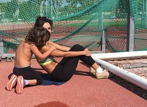 Видео, как артистка занимается с детьми, возмутило многих поклонников