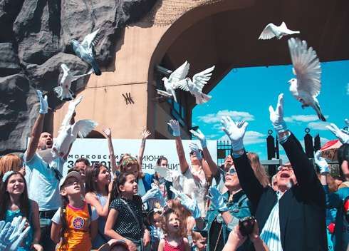 Звезды выпустили в небо голубей