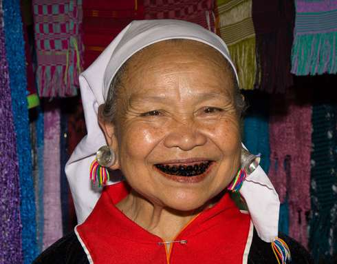 Во Вьетнаме, Индии и на Суматре до сих пор сохранилась мода на черные зубы