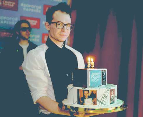 Рома Зверь отмечал свой 39-й день рождения в ретро-стиле, поэтому торт для именинника испекли в виде старого телевизора