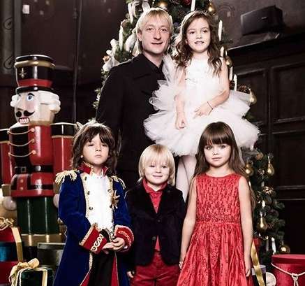 На руках у Евгения Плющенко - Алла-Виктория Киркорова, Мартин Киркоров, Александр Плющенко, Анастасия Князева