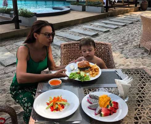 Эвелина Бледанс с сыном Семеном улетели в Таиланд