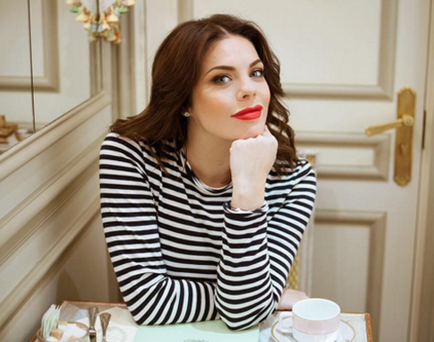 Анастасия Стоцкая готовит шарлотку с овсяными хлопьями