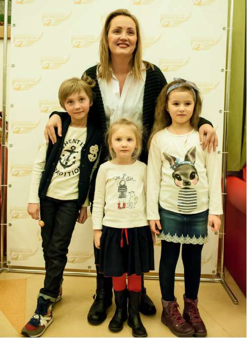 Невестка Надежды Бабкиной Татьяна, внуки Гоша и Вера (в центре) с приятельницей