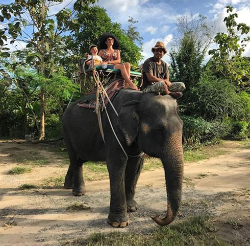 Актриса и ее сын не побоялись прокатиться на слоне