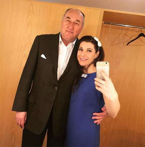 На этой фотографии поклонники увидели беременный животик