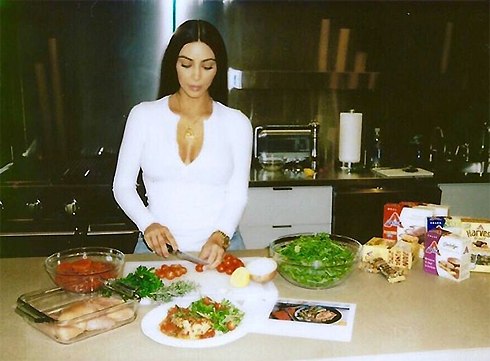 Ким показала, что умеет готовить