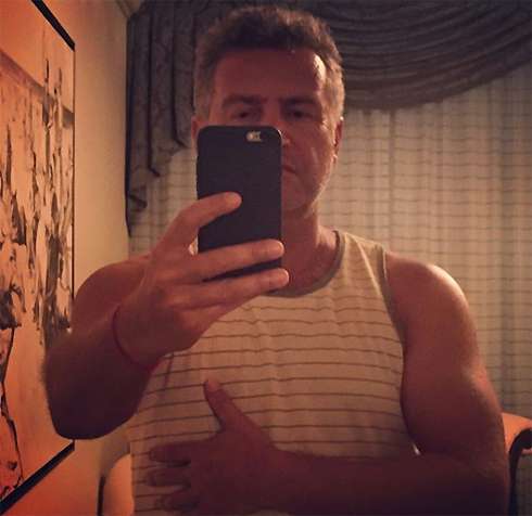 Музыкант удивил своими мускулами 