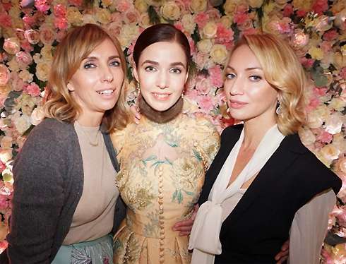 Алена Ахмадулина со Светланой Бондарчук и гостьей вечера