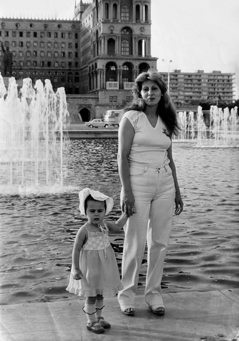 Детство нашей героини прошло в Баку. На фото – с мамой