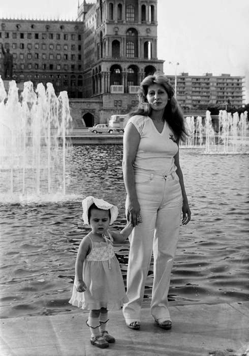 Детство нашей героини прошло в Баку. На фото – с мамой