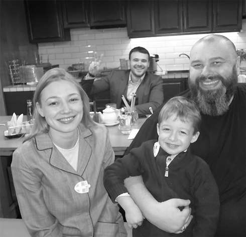 Оксана Акиньшина с сыном, Максимом Фадеевым и Эмином Агаларовым 