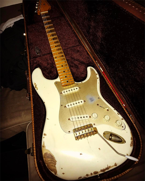 Самым запоминающимся подарком стала легендарная гитара 70-х годов фирмы Fender