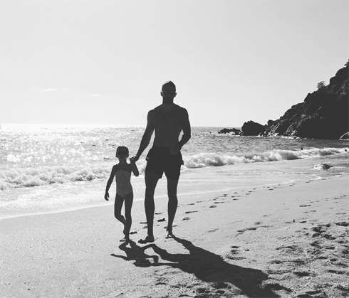 Отец маленькой Анджелины забрал ее с собой на Багамские острова