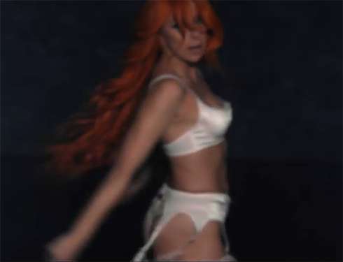 В клипе Апина щеголяет в нижнем белье и чулках