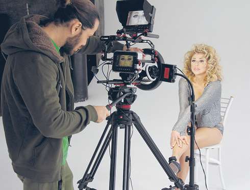 Самым сложным в процессе создания клипа оказалось соединить графики певицы и режиссера. К счастью, желанная дата была найдена. Съемки длились с утра и до позднего вечера