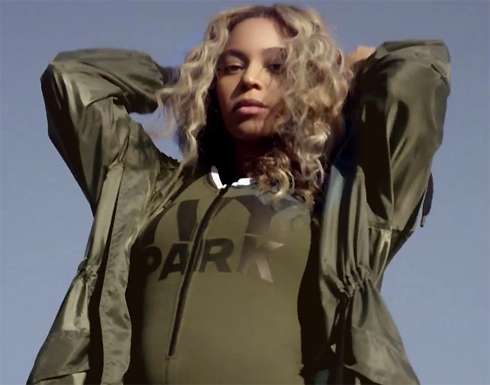 Певица намекнула на интересное положение в рекламном ролике новой коллекции своей одежды