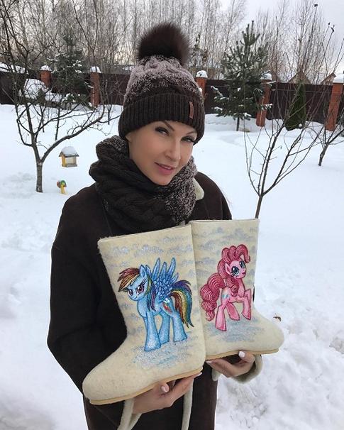 Эвелина Бледанс бегает по магазинам под Новый год