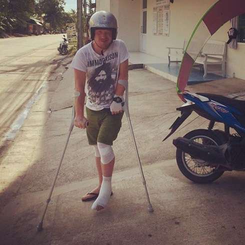 Теперь актеру сложно убегать от фанаток