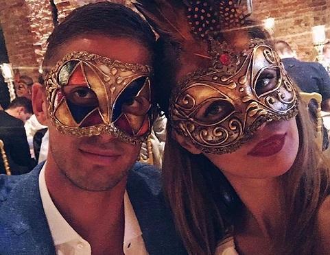 Муж Виктории Бони целуется с другими девушками