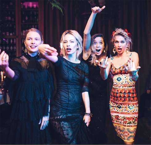 Певица веселится со своими подругами