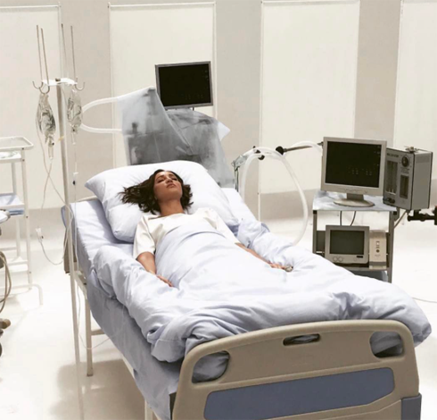 Героиня дебютного клипа телеведущей попадает в больницу из-за своих переживаний