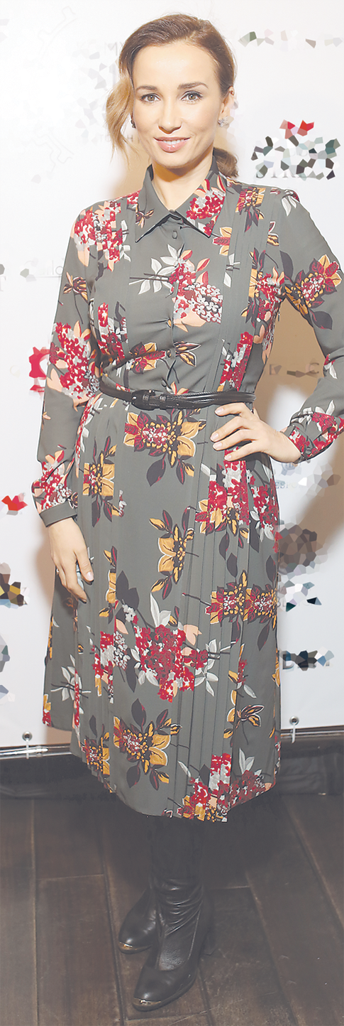 Анфиса Чехова выбрала асексуальное платье