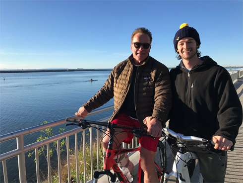 Арнольд Шварценеггер с сыном Патриком на рождественской велопрогулке