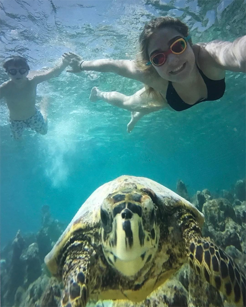 В Рождество Круз Бекхэм с дочкой Гордона Рамзи Тилли плавал в океане с черепахами