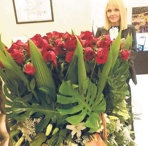 Валерия не удержалась от фото с роскошными цветами