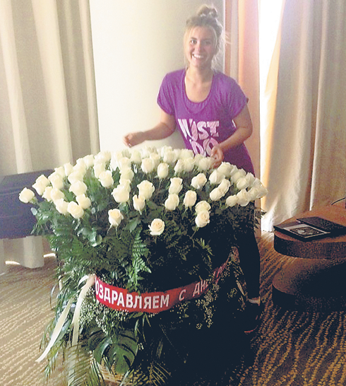 Анна Шулгина пришла в восторг от огромного букета роз