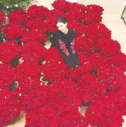 Седоковой подарили десять тысяч алых роз