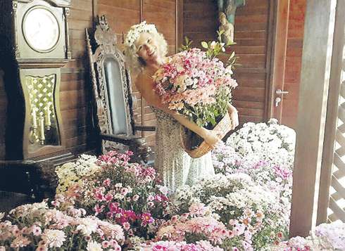 Композитор в день рождения подарил любимой жене тысячу хризантем