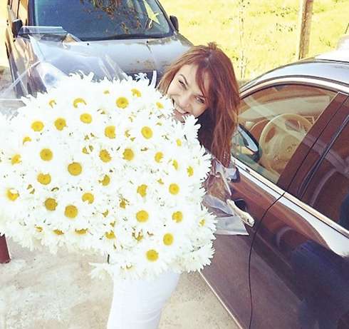 Охапка ромашек - один из самых необычных подарков в жизни Водонаевой