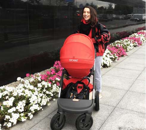 Певица на прогулке с дочкой осенью прошлого года