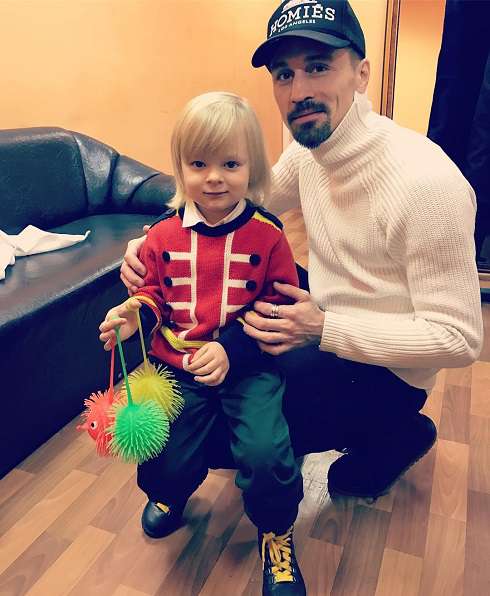 Дима Билан и его крестник Саша Плющенко Дима Билан и его крестник Саша Плющенко