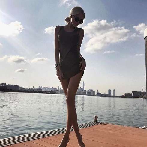 Алена Шишкова не стесняется коротких платьев