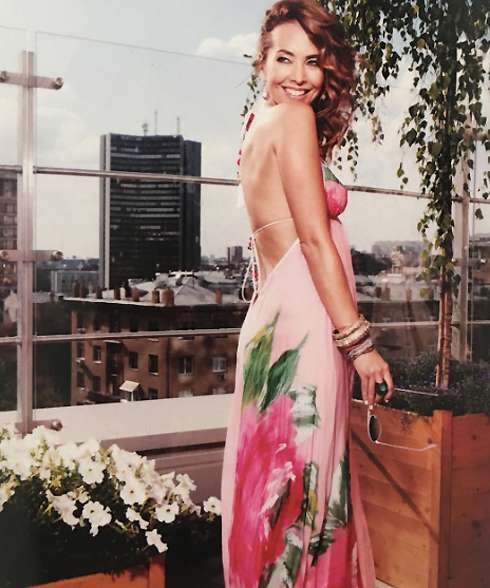 friske_natalia: «фото 2009 года, твой день рождения... мама заметила что на заднем плане крест и могильная плита.... почти также как на кладбище щас...»