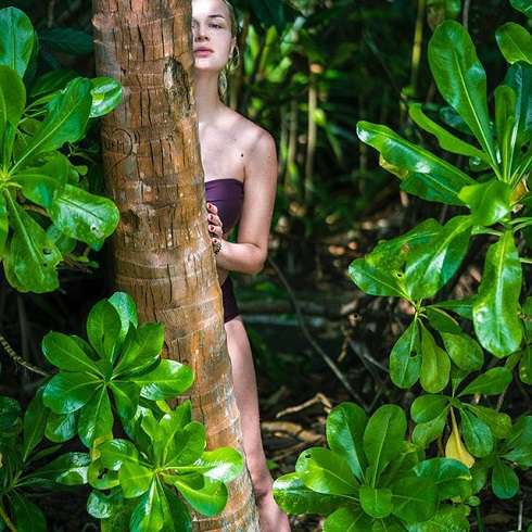 Певица прячет живот