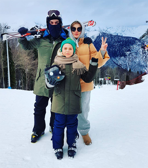 Несмотря на беременность, Полина с семьей встала на лыжи