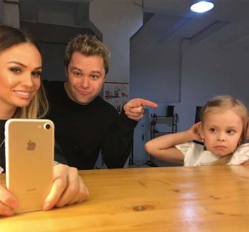 Актер со своей невестой и дочкой Миланой