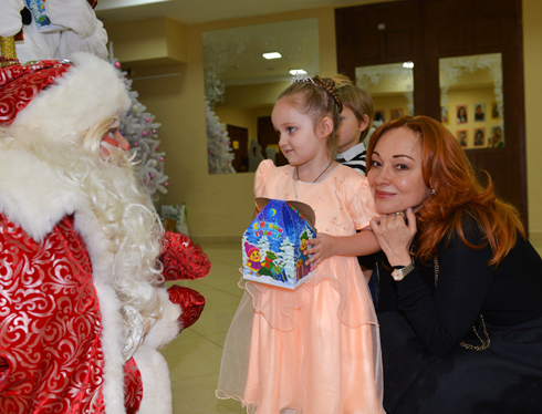 Крестная дочь актрисы Виктории Тарасовой не ушла без подарка от Деда Мороза