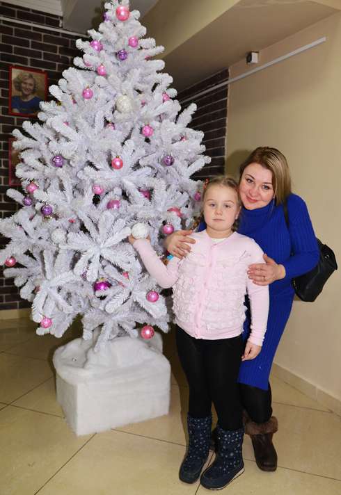 Актер Михаил Полицеймако отправил на представление жену и дочь