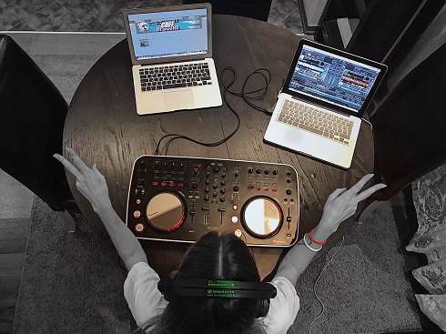 Крутить пластинки - хобби актрисы