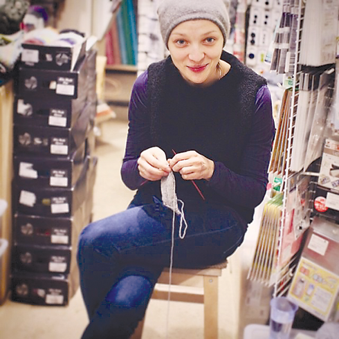 Екатерина Вилкова вяжет шапочки для друзей