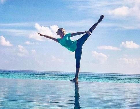 Стойка на голове в позе Лотоса — йога в тренде