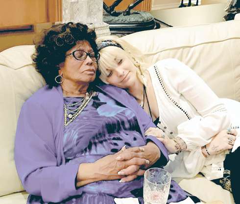 Но самым близким человеком Пэрис считает бабушку Кэтрин, которая вырастила ее и ее братьев после смерти Майкла Джексона