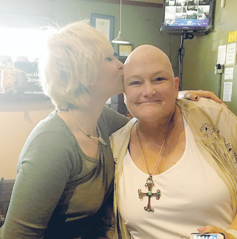 А недавно Пэрис наладила отношения и со своей матерью Дебби Роу, у которой обнаружили рак