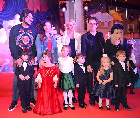 Филипп Киркоров, Кристина Орбакайте, Максим Галкин и Алла Пугачева пришли со своими детьми, чтобы поздравить счастливую маму Жасмин и ее очаровательную дочь с праздником